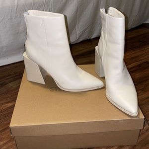 Steve Madden Tish boot in Bone.